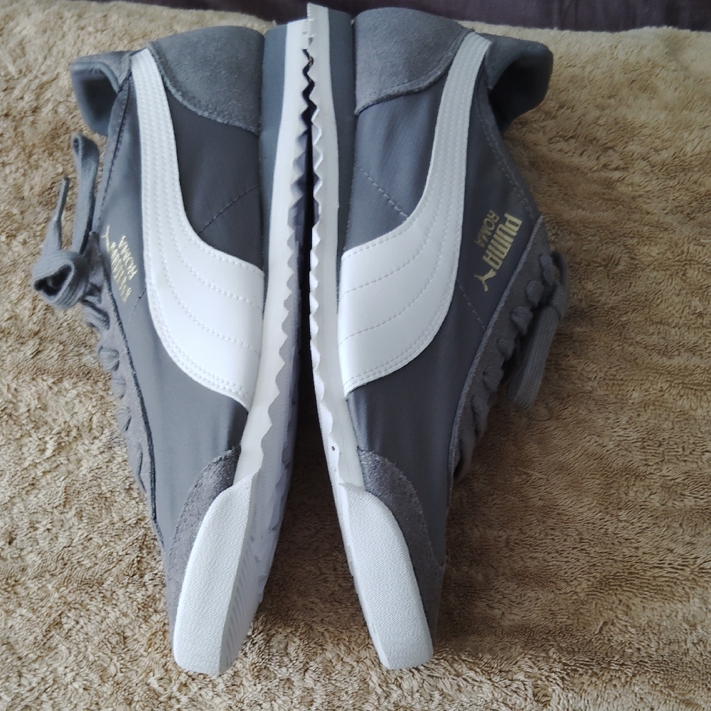 Puma Men's Gray and White Sneakers